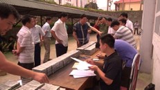 Lực lượng công an đang kiểm tra số lượng heroin được vận chuyển. Ảnh: Dân trí