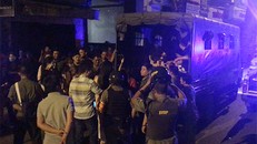 Lực lượng chức năng dẫn giải các tiếp viên và nhân viên nhà hàng Dmax về trụ sở. Ảnh: Dân trí