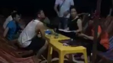 Hình ảnh cắt ra từ clip vụ việc. Ảnh: Dân trí