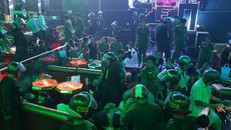 Đột kích quán bar lúc rạng sáng, phát hiện nhiều hung khí nguy hiểm