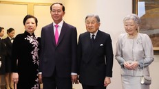 Chủ tịch nước Trần Đại Quang cùng phu nhân chụp ảnh với Nhật hoàng và Hoàng hậu Akihito. Ảnh: Tuổi Trẻ Online