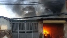 8 xe chữa cháy dập tắt hỏa hoạn xưởng gỗ 