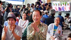 Người dân Seoul ăn mừng cái bắt tay giữa Kim và Trump.