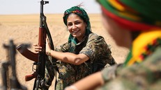 Phụ nữ Kurd tại Afrin biểu tình phản đối việc bị ép mang khăn Hijab
