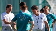 Thụy Điển mất tiền đạo, Đức không có sự phục vụ của Hummels