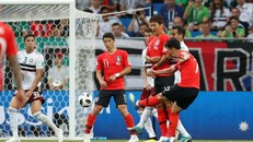 Cú sút xa thành bàn của Heung-Min Son. Ảnh: Bongdaplus