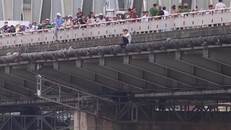 Người vợ uất ức chồng định tự tử tại cầu Chương Dương