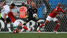 Pháp và Đan Mạch dắt tay nhau vào vòng knock-out