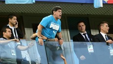 Huyền thoại Maradona bác tin nhập viện do ăn mừng quá đà