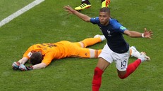 'Cậu bé vàng' Mbappe tỏa sáng, tiễn Messi về nước