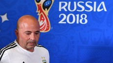HLV Sampaoli chưa rõ tương lai, Mascherano giã từ tuyển Argentina