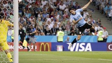 Lập cú đúp, Cavani 'tiễn' Ronaldo rời World Cup 2018