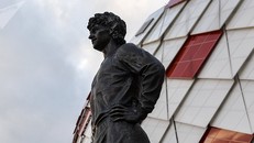 CĐV Anh bị xử phạt 50 USD do xâm phạm tượng huyền thoại bóng đá Nga