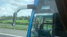 Vụ lái xe bằng chân trên cao tốc: Phạt 7,5 triệu, tước bằng lái 3 tháng