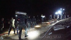 [ẢNH]: Đặc nhiệm SEAL làm việc cật lực trong hang Tham Luang