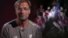 Ông Jurgen Klopp - HLV trưởng CLB Liverpool gửi video động viên các cầu thủ bị mắc kẹt trong hang tại Thái Lan.