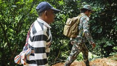 Các thành viên của đội săn yến đang tìm các lối vào khác trên vách núi để tiếp cận đội bóng.