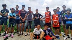 Các cầu thủ đã được gặp mặt bố mẹ qua lớp cửa kính