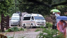 Nạn nhân thứ 10 được đưa ra khỏi hang bằng cáng