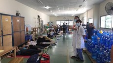 Hàng loạt công nhân ngất xiu tại nhà máy Yazaki. Ảnh: VOV