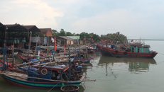 Người dân thị xã Cửa Lò hối hả chống bão số 3