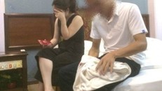 Anh Hòa và chị H. bị bắt quả tang trong nhà nghỉ. Ảnh: Lao Động