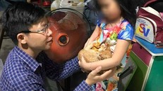 Bé Ngọc Diễm trò chuyện cùng luật sư Đỗ Ngọc Thanh - đại diện Hội Bảo vệ quyền trẻ em TP.HCM. Ảnh: PLO