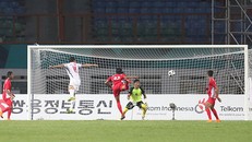 Pha đánh đầu làm nên thương hiệu của Anh Đức giúp mở tỷ số trận đấu. Ảnh: VnExpress