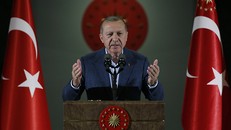 Tổng thống Erdogan thúc giục người dân vững vàng trước các đón tấn công kinh tế của Mỹ