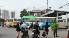 Tại bến xe Giáp Bát, các lực lượng công an đã có mặt để phân luồng giao thông. Ảnh: ANTĐ