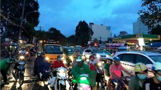 Người dân đội mưa. lũ lượt trở lại cuộc sống thường nhật sau kỳ nghỉ lễ. Ảnh: Tiền Phong