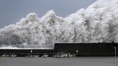 Nhật Bản: Tàu chở dầu đâm vào cầu, sân bay Osaka ngập lụt nặng do ảnh hưởng của bão Jebi