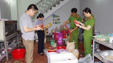 Phát hiện 2 cơ sở sản xuất, kinh doanh bánh trung thu 'không hạn sử dụng'