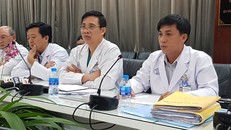 Đại diện BV Chợ Rẫy thông tin về vụ việc. Ảnh: Thanh Niên