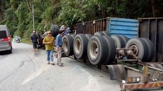 Người dân giải cứu tài xế container đâm vào vách núi đèo Bảo Lộc