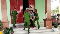 Đối tượng Quân bị lực lượng chức năng khống chế. Ảnh: Soha