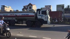 Hiện trường vụ tai nạn, một nạn nhân bị cuốn vào gầm xe bồn. Ảnh: GĐ&XH