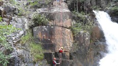 Tour du lịch mạo hiểm vượt thác Datanla tại Đà Lạt. Ảnh: Thanh Niên