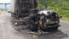 Chiếc xe đầu kéo trơ trụi khung sắt sau bốc cháy dữ dội. Ảnh: Lao Động