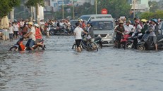 Các tuyến đường trũng thấp bị ngập lụt do triều cường. Ảnh: Nông Nghiệp