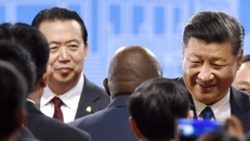 Ông Mạnh Hoành Vỹ (trái) và Chủ tịch Trung Quốc Tập Cận Bình. Ảnh: SCMP