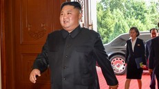 Cận cảnh nhà lãnh đạo Triều Tiên bước ra từ siêu xe Rolls Royce Phantom 