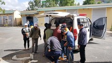 Nạn nhân được đưa đi cấp cứu. Ảnh: SGGP