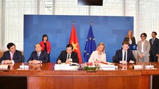 Thủ tướng chứng kiến ký thỏa thuận chống khai thác gỗ bất hợp pháp Việt Nam-EU