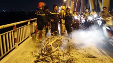 Lực lượng cứu hỏa có mặt xử lý chiếc xe đang bốc cháy. Ảnh: Zing