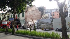 Đoạn đường Lê Thái Tổ nơi bức tường đổ sập. Ảnh: NLĐ