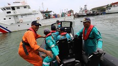 Trục vớt được 6 thi thể nạn nhân vụ máy bay rơi tại Indonesia 