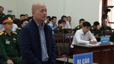 Bị cáo Đinh Ngọc Hệ - Út "trọc" tại phiên tòa sáng nay (30/10). Ảnh: Zing