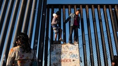 Di dân Trung Mỹ vượt tường rào, áp sát biên giới nước Mỹ