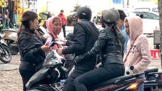 Người hâm mộ chỉ có thể mua vé qua "chợ đen". Ảnh: Dân trí